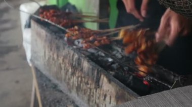 Geleneksel kömür ateşinde saate ayam ya da tavuk satay. Endonezya geleneksel yemekleri.