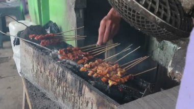 Geleneksel kömür ateşinde saate ayam ya da tavuk satay. Endonezya geleneksel yemekleri.