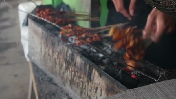 Сатеїн Або Курка Сате Традиційному Вугільному Вогні Індонезія Традиційна Їжа — стокове відео