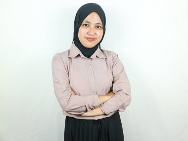 Asyalı genç Müslüman kadın, kollarını kavuşturmuş kaşkollu gülümseme.