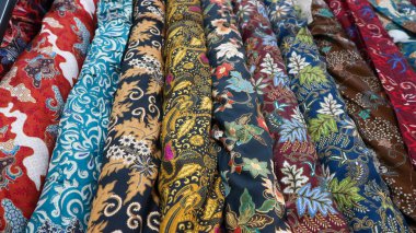 Geleneksel Endonezya kumaşı, yani batik kumaşın eşsiz ve farklı desenleri var.