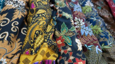 Geleneksel Endonezya kumaşı, yani batik kumaşın eşsiz ve farklı desenleri var.