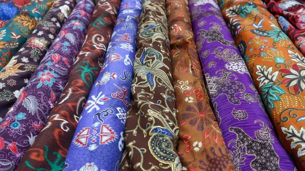 Geleneksel Endonezya kumaşı, yani batik kumaşın eşsiz ve farklı desenleri var.