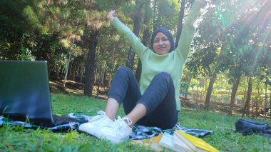 İşini bitirdikten sonra mutlu bir jest ve ifadeye sahip bir öğrenci..