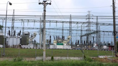 Mavi gökyüzünün arka planında elektrik santrali