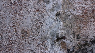 Soyulmuş beyaz boyalı eski tuğla duvar dokusu arka planı. Dış İngiliz Mirası Binası Grunge Kırmızısı Duvarı Yüzü Yaralı Alçıyla çevrili. Soyut Çatlak Duvar Yüzeyi arkaplanı