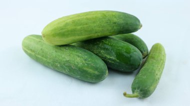 Beyaz arka planda izole edilmiş taze salatalıklar.