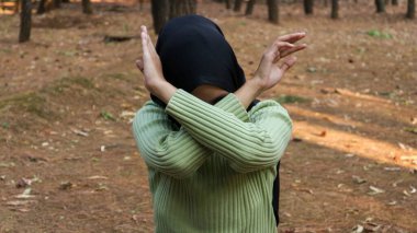 Kadını incitmeyi bırak! Genç bir kadın şiddeti, cinsel istismarı, insan ticaretini, aile içi şiddeti ve tecavüzü durdurmak için elini çaprazladı.