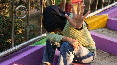 Kadını incitmeyi bırak! Genç bir kadın şiddeti, cinsel istismarı, insan ticaretini, aile içi şiddeti ve tecavüzü durdurmak için elini çaprazladı.