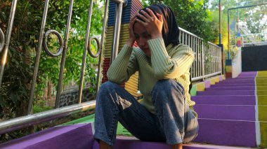 Genç Müslüman kadınlar şehir parkında oturuyor ve acı çekiyorlar. Yalnız Müslüman kız, hayat sorununu nasıl çözeceğini düşünüyor..