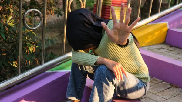 Kadını incitmeyi bırak! Genç bir kadın şiddeti, cinsel istismarı, insan ticaretini, aile içi şiddeti ve tecavüzü durdurmak için elini çaprazladı.