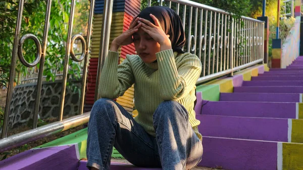 Genç Müslüman kadınlar şehir parkında oturuyor ve acı çekiyorlar. Yalnız Müslüman kız, hayat sorununu nasıl çözeceğini düşünüyor..