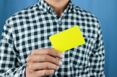 Çekici bir iş adamı elinde boş sarı kartlar tutuyor..