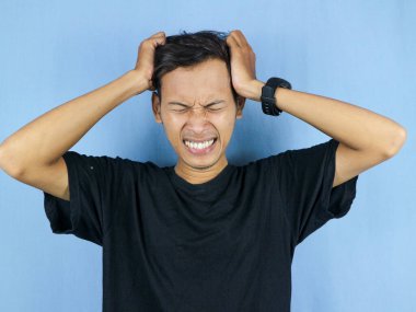 Yakışıklı genç adam. Eller baş ağrısı, çaresizlik ve stres yüzünden acı çekiyor. Çünkü acı ve migren..