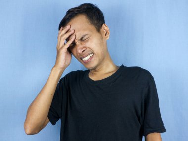 Yakışıklı genç adam. Eller baş ağrısı, çaresizlik ve stres yüzünden acı çekiyor. Çünkü acı ve migren..