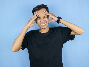 Yakışıklı genç adam. Eller baş ağrısı, çaresizlik ve stres yüzünden acı çekiyor. Çünkü acı ve migren..