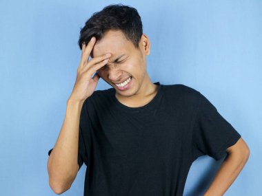 Yakışıklı genç adam. Eller baş ağrısı, çaresizlik ve stres yüzünden acı çekiyor. Çünkü acı ve migren..