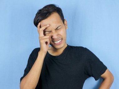 Yakışıklı genç adam. Eller baş ağrısı, çaresizlik ve stres yüzünden acı çekiyor. Çünkü acı ve migren..