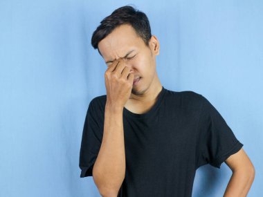 Yakışıklı genç adam. Eller baş ağrısı, çaresizlik ve stres yüzünden acı çekiyor. Çünkü acı ve migren..