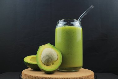Doğal meyve suyu, avokado suyu ve yoğurt.
