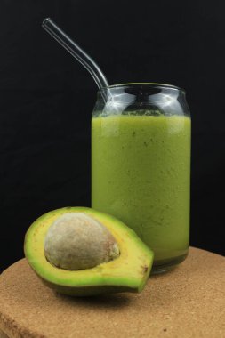 Doğal meyve suyu, avokado suyu ve yoğurt.