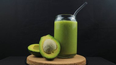 Doğal meyve suyu, avokado suyu ve yoğurt.