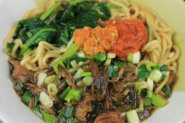 Mie Ayam ya da Tavuk noodle, Popüler Endonezya sokak yemekleri soslu ve acılı bir kase içinde servis edilir.