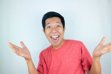 Şaşırmış Asyalı adam beyaz arka planda reklam için izole edilmiş..