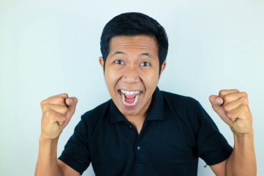 Evet, yumruklarını sıkan Asyalı adamın mutlu ifadesi. Zafer kavramı, izole edilmiş beyaz arkaplan