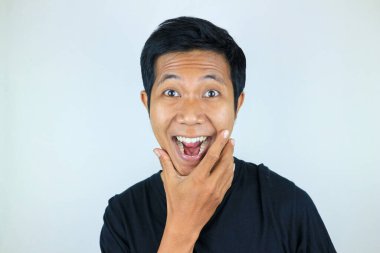 Kameraya bakan Asyalı gülümseyen yüz ifadesi, izole edilmiş beyaz arka plan.