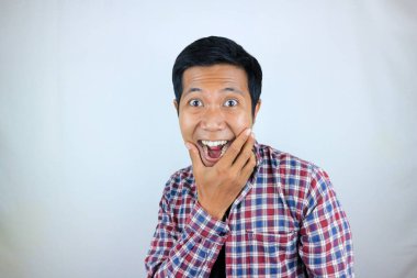 Kameraya bakan Asyalı gülümseyen yüz ifadesi, izole edilmiş beyaz arka plan.