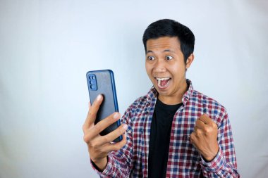 Telefonda el ele tutuşup iyi haberler okuyan Asyalı adamın mutlu ifadesi.