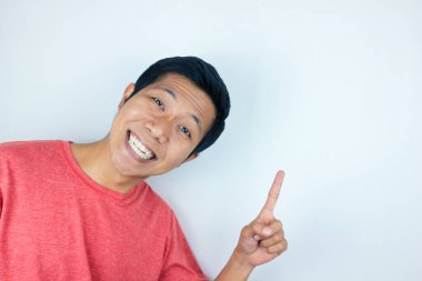 Ürünü sunan tarafı gösterirken gülümseyen Asyalı adam ifadesi. reklam kavramı