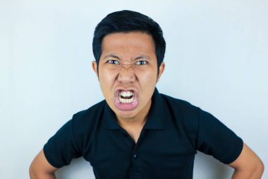 Asyalı stresli adamın beyaz arka planda izole edilmiş komik yüz ifadesi.