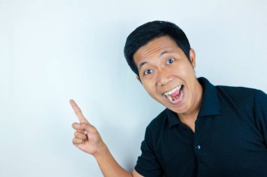 Ürünü sunan tarafı gösterirken gülümseyen Asyalı adam ifadesi. reklam kavramı