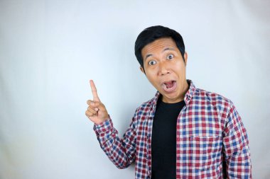 Ürünü sunan tarafı gösterirken gülümseyen Asyalı adam ifadesi. reklam kavramı