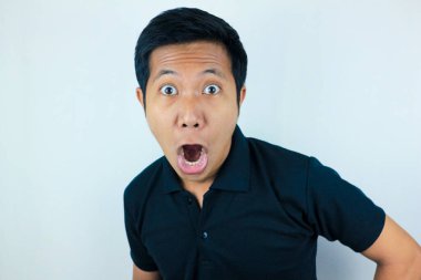 Şaşırmış Asyalı adamın beyaz arka planda izole edilmiş komik ifadesi.