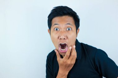 Şaşırmış Asyalı adamın beyaz arka planda izole edilmiş komik ifadesi.