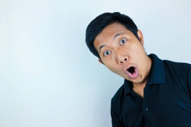 Şaşırmış Asyalı adamın beyaz arka planda izole edilmiş komik ifadesi.