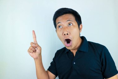 Asyalı adamın komik yüz ifadesi şaşırdı ve şaşırdı.