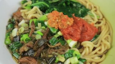Mie Ayam ya da Tavuk noodle, Popüler Endonezya sokak yemekleri soslu ve acılı bir kase içinde servis edilir. Üst Görünüm, döner ekran,