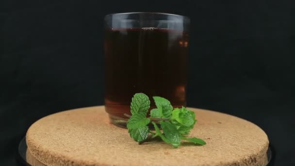 Obracający Się Wyświetlacz Zielonej Herbaty Czarnym Tle — Wideo stockowe