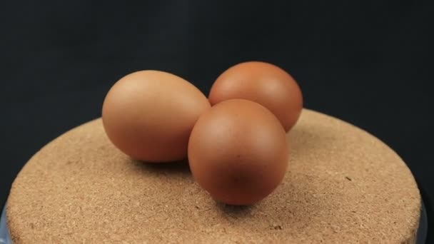 Ayam Telur Rotasi Ditembak Ayam Segar Telur Mentah Latar Belakang — Stok Video
