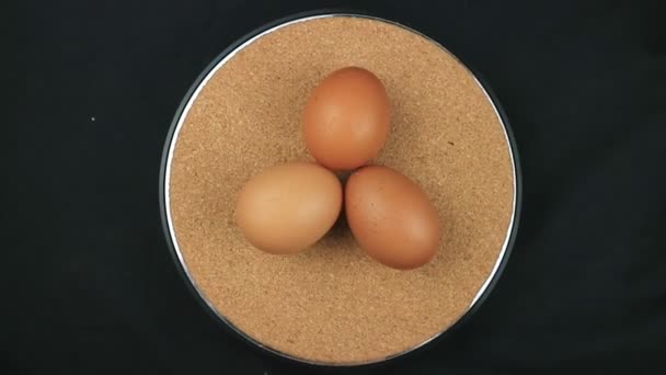 Hühnerei Rotationsschuss Chicken Frische Rohe Eier Schwarzer Hintergrund — Stockvideo
