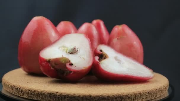 Roterende Weergave Van Zoet Water Guava Zwarte Achtergrond — Stockvideo