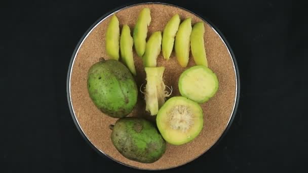 ケンドンやアンバレラはトロピカルツリーです この果物はサラダフルーツやバラクとして一般的に使用されます ロータリーディスプレイ — ストック動画