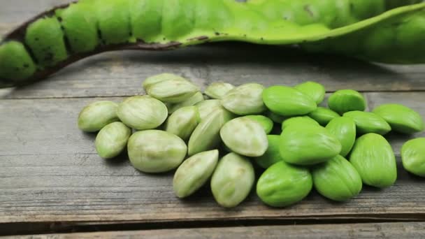 生的豌豆或豌豆 有一种非常独特的味道 类似于狗食或果冻 通常生吃熟食 通称臭豆或苦豆 — 图库视频影像