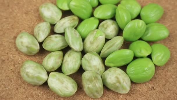 生的豌豆或豌豆 有一种非常独特的味道 类似于狗食或果冻 通常生吃熟食 通称臭豆或苦豆 — 图库视频影像