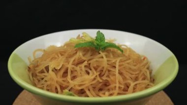 Bihun goreng, kızarmış arı hoon, mee hoon, ya da sebze ve biberli pirinç vermicelli. Lezzetli, baharatlı ve tatlı bir yemek.