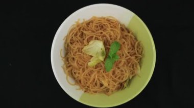 Bihun goreng, kızarmış arı hoon, mee hoon, ya da sebze ve biberli pirinç vermicelli. Lezzetli, baharatlı ve tatlı bir yemek.